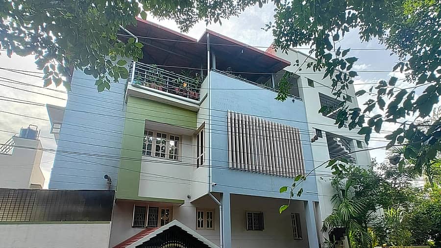 <div class="paragraphs"><p>ಕಬಿನಿ ಜಲಾಶಯದ ಸೂಪರಿಂಟೆಂಡೆಂಟ್ ಎಂಜಿನಿಯರ್ ಕೆ ಮಹೇಶ್ ಮನೆಯಲ್ಲಿ ಲೋಕಾಯುಕ್ತ ಕಾರ್ಯಾಚರಣೆ. ಪ್ರಜಾವಾಣಿ ಚಿತ್ರ.</p><p></p></div>